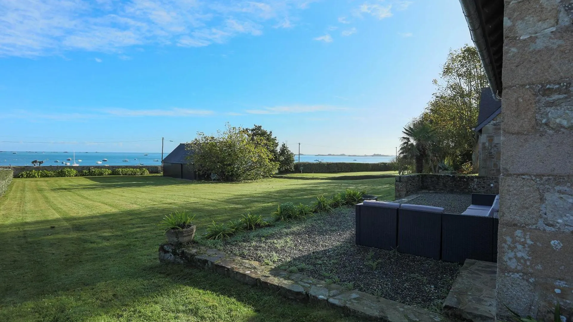 Holiday home Maison Chevoir Pieds Dans L'Eau Ploubazlanec