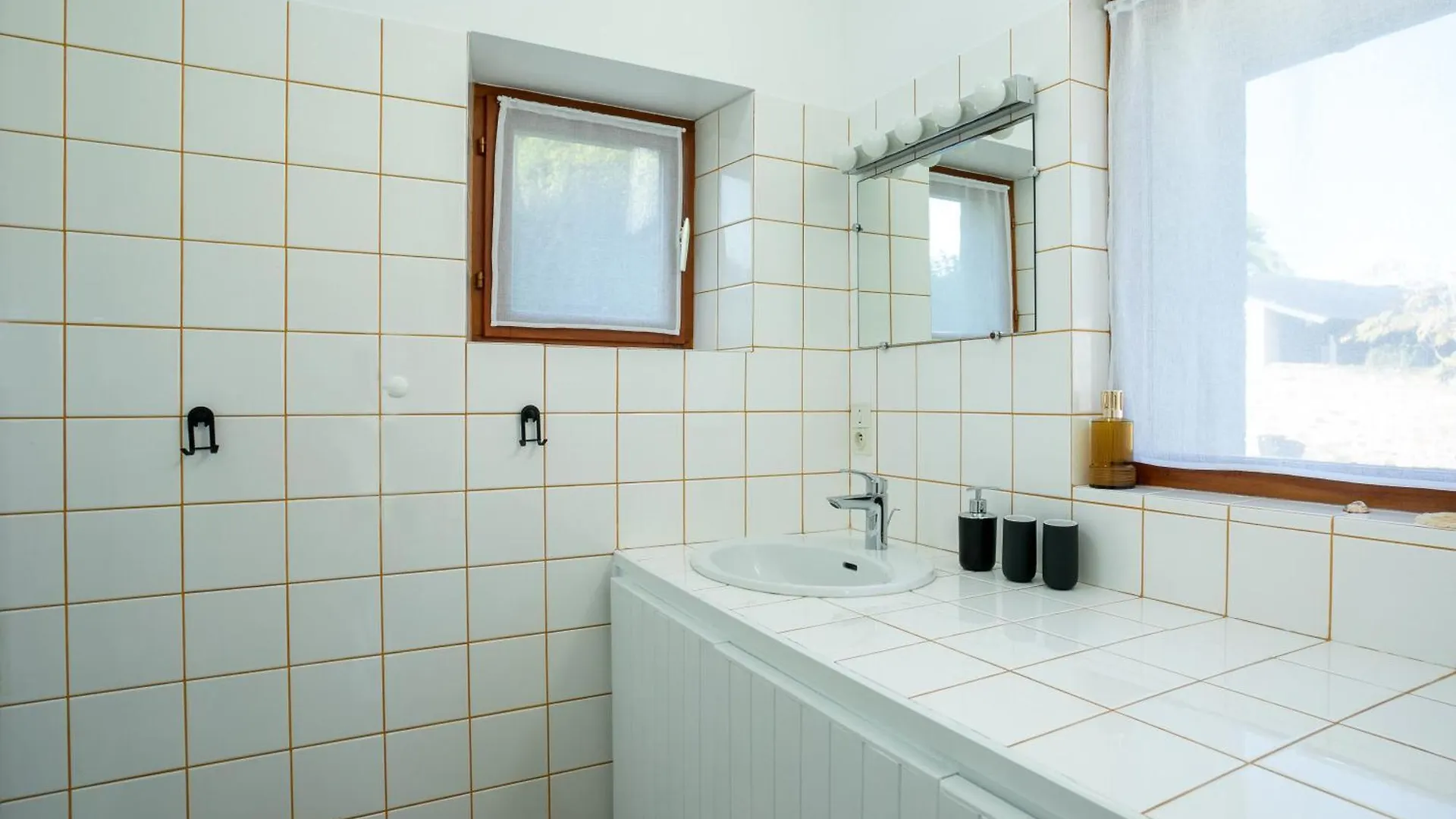 Holiday home Maison Chevoir Pieds Dans L'Eau Ploubazlanec