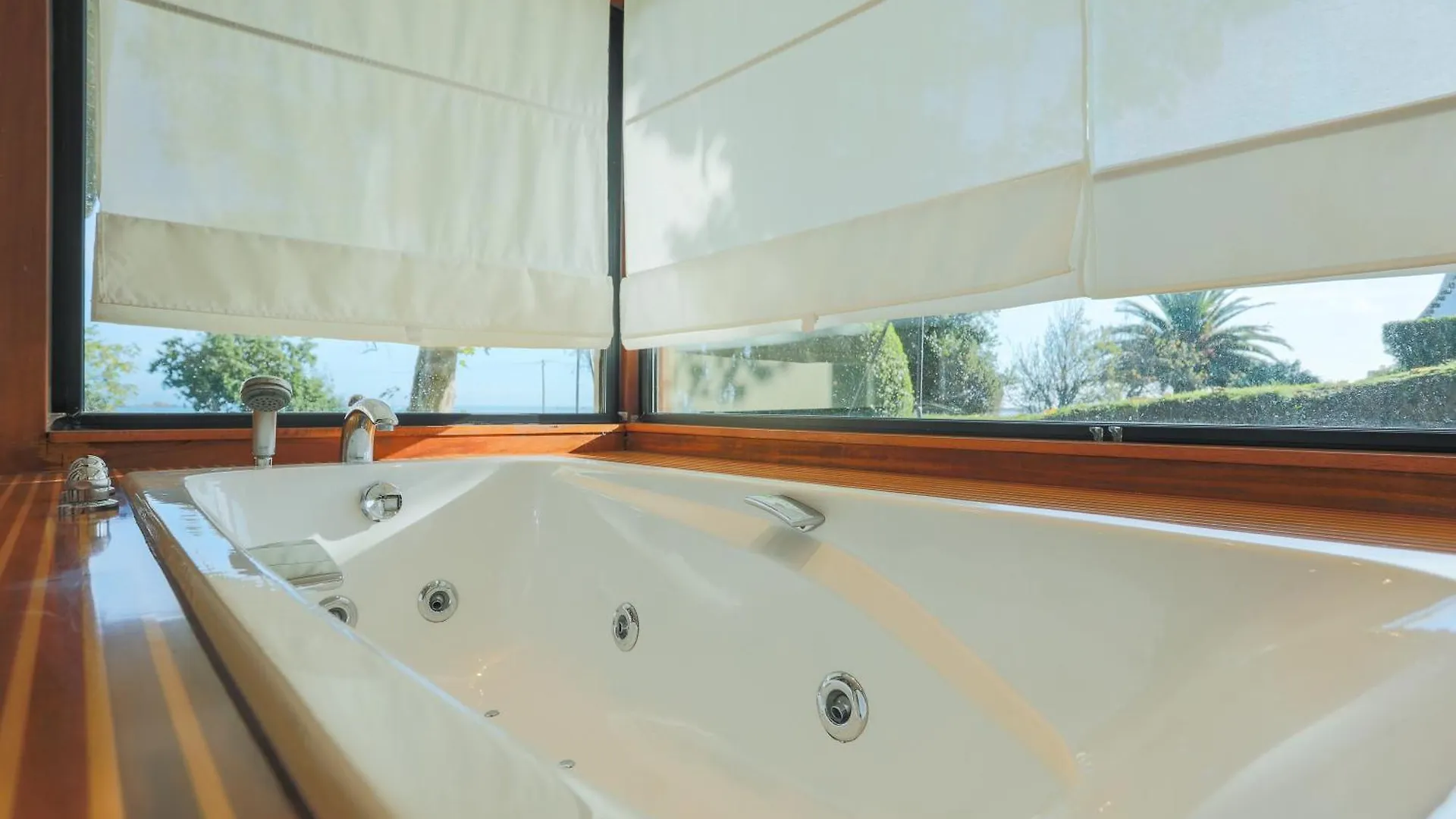 Holiday home Maison Chevoir Pieds Dans L'Eau Ploubazlanec France