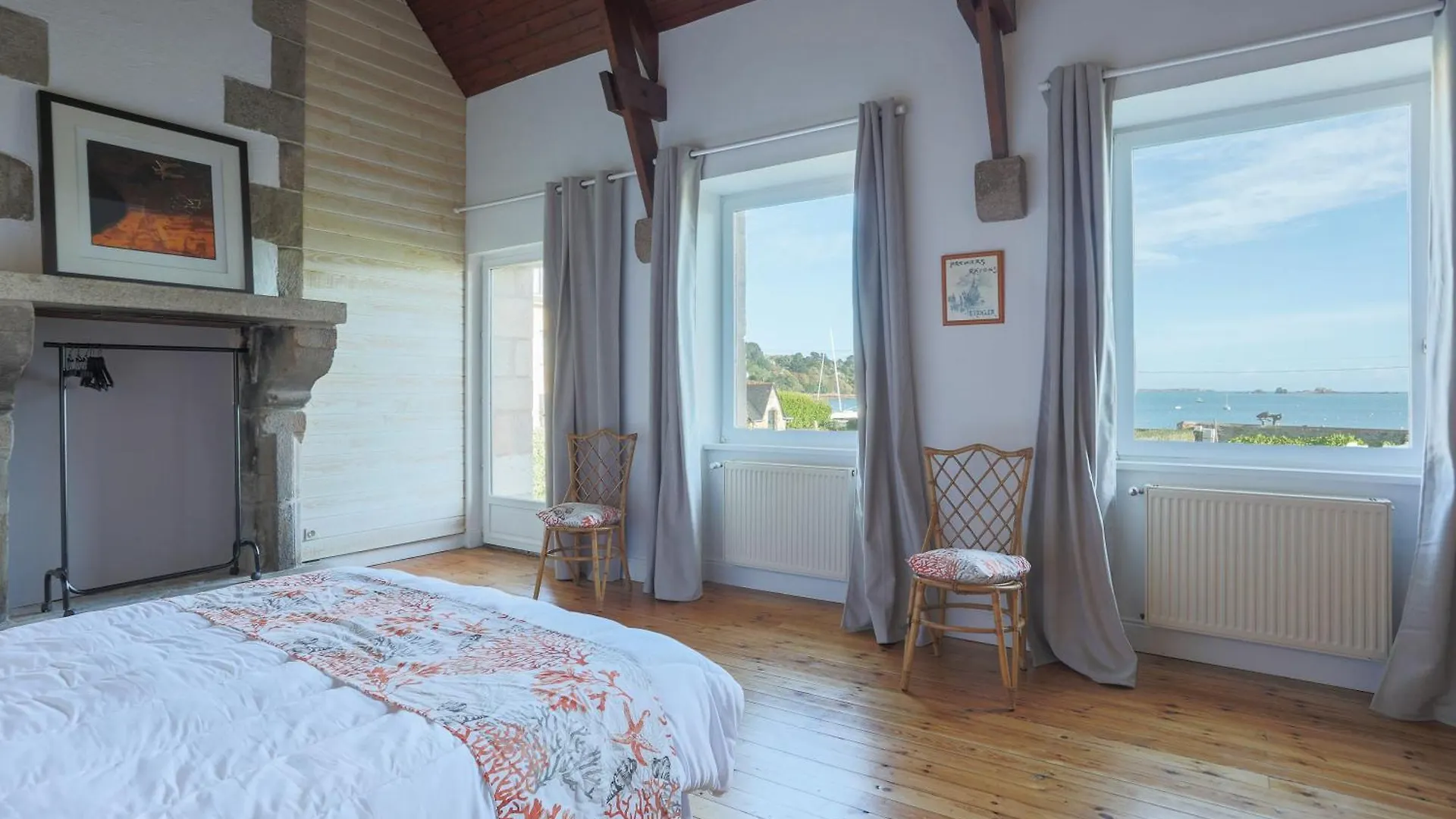 Holiday home Maison Chevoir Pieds Dans L'Eau Ploubazlanec